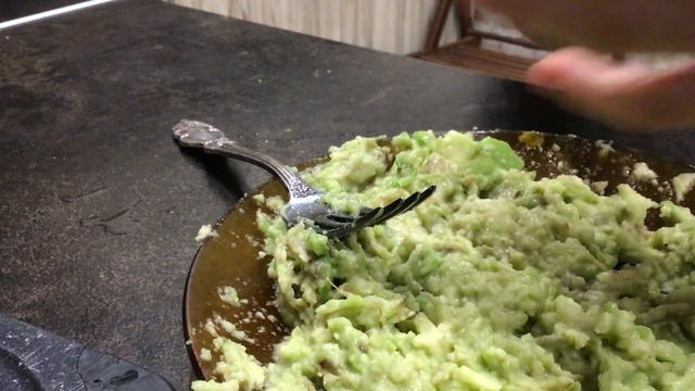 Как сделать вкусное гуакамоле 🥑 смотреть онлайн