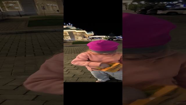 Настя распаковывает игрушку из магнита на Красной поляне