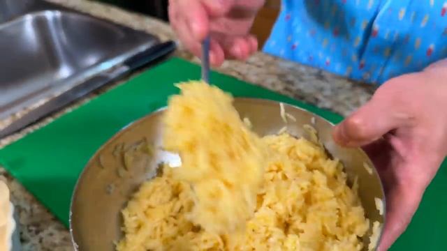 Пирог с Сочной Начинкой из продуктов, которые всегда есть дома. Очень Вкусный Рецепт Пирога без мук смотреть онлайн