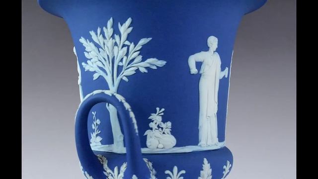 c1870s Wedgwood Blue & White Jasper Covered Urn Vase w Classical Scenes 13 1/2" 51381 Wedgwood смотреть онлайн