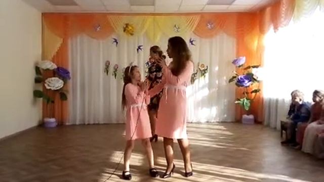 Очень трогательное видео выступления мамы и дочи? смотреть онлайн