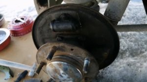 Бьёт в педаль тормоза. Замена тормозных барабанов Шевроле нива.