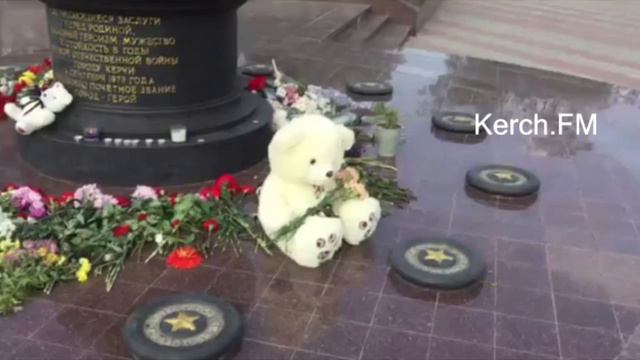 Керчане несут цветы на площадь смотреть онлайн