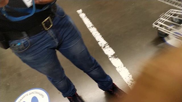 Оборзевший охранник Касторамы угрожает сломать ноги покупателю