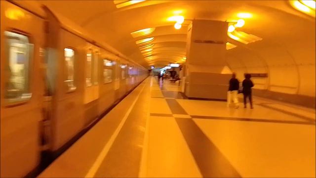 Электропоезд 81-760/761 "Ока"№65 на станции метро Улица Академика Янгеля,СТЛ. смотреть онлайн