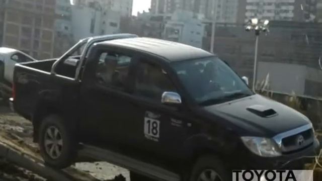 TOYOTA Hilux 4x4 en el Salón del Automóvil 2011 смотреть онлайн