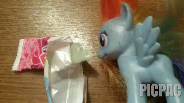 Пони rainbow дэш съела конфету #picpac #stopmotion смотреть онлайн