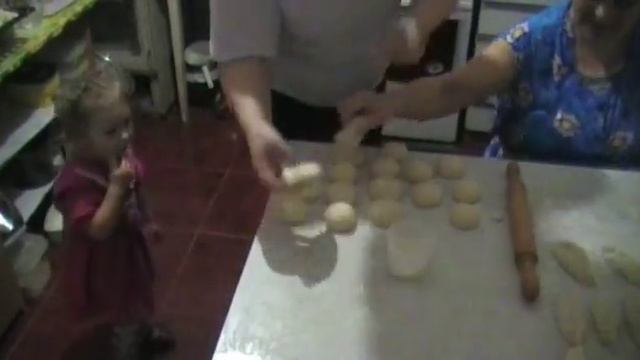 Варя лепит пироги смотреть онлайн
