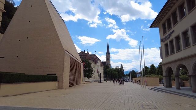Vaduz, Liechtenstein. Walk in the city center. 4K смотреть онлайн