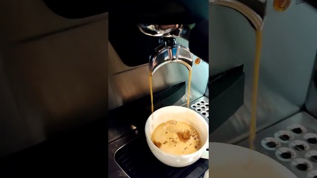 Быстрый, вкусный и красивый Американо на рожковой кофемашине смотреть онлайн