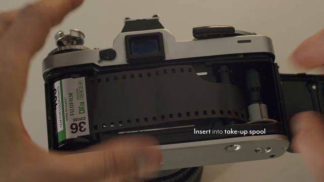 How to load 35mm film - Minolta XD7 смотреть онлайн