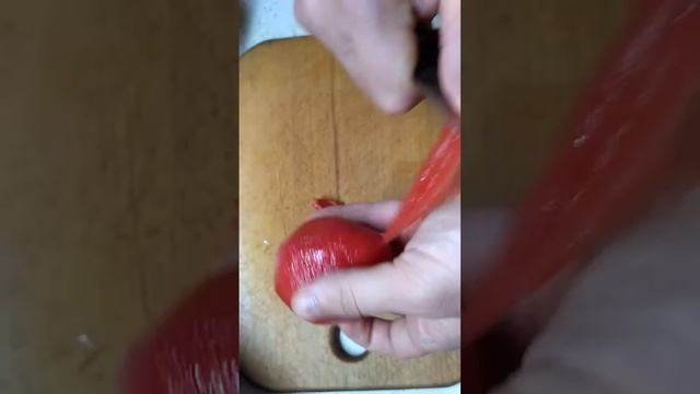 Как очистить помидор - Лайфхак смотреть онлайн