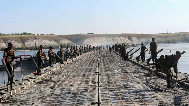 Понтонный мост навели инженеры ЮВО, соединили два берега Дона для переправы военной техники смотреть онлайн