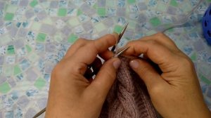 Вяжем зимнюю шапку с косой, спицами.