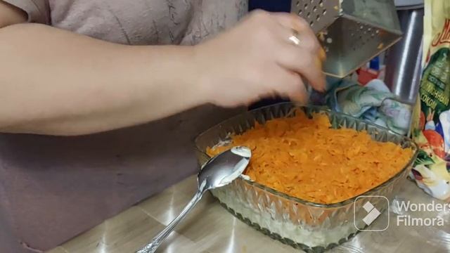 Салат  с курицей и  свёклой.