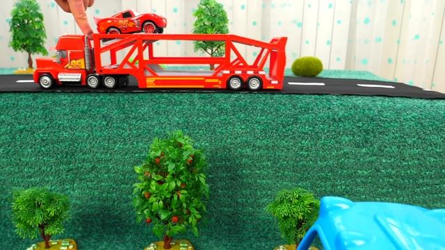 Маквин выпал из автовоза - Крутые видео про машинки для мальчиков смотреть онлайн