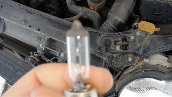 Mercedes W203-də faranın yaxın işığının lampasının dəyişdirilməsi/Замена лампы ближнего света