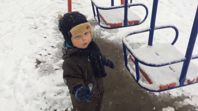 Макс открывает зимний сезон | Играемся в снегу, испытываем санки