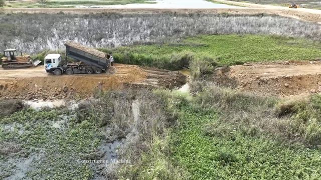 Смычка участков насыпной дороги. Два бульдозера соединяют части грунтовки. Видео для расслабления смотреть онлайн