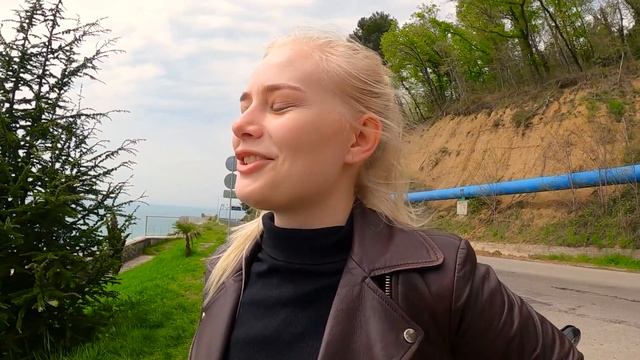 Прокатил ОЧЕНЬ наглую школьницу на мотоцикле, Села дала. большая попка смотреть онлайн