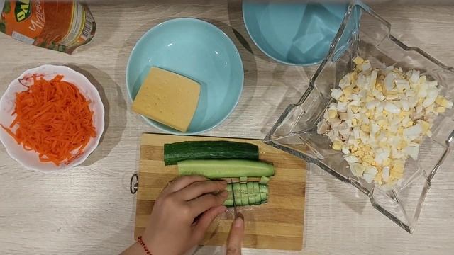 Простой салат на СКОРУЮ РУКУ из КУРИНОЙ ГРУДКОЙ!!! ЛЕГКИЙ И СВЕЖИЙ!)) смотреть онлайн