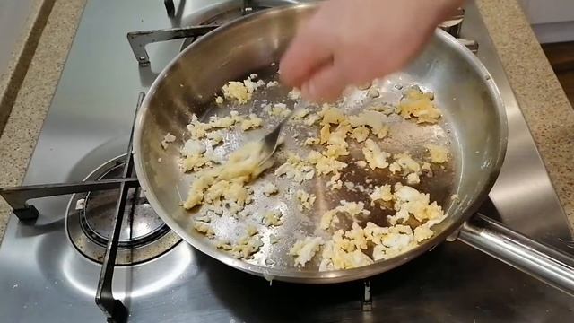 Пирожки на кефире жареные на сковороде. Тесто для пирожков без дрожжей на кефире. Пирожки с мясом. смотреть онлайн