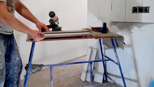 Makita CC300DWE пропил (заусовка) на одном аккумуляторе смотреть онлайн