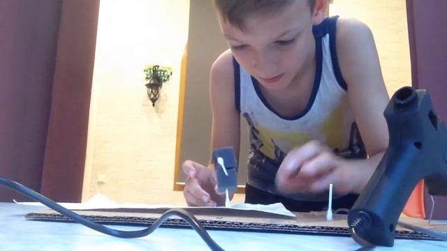 Вау!!! Я первый раз пользуюсь клеевым пистолетом?! смотреть онлайн