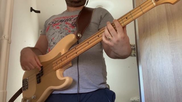 Eurythmics - Sweet Dreams (Are Made of This) bass cover смотреть онлайн