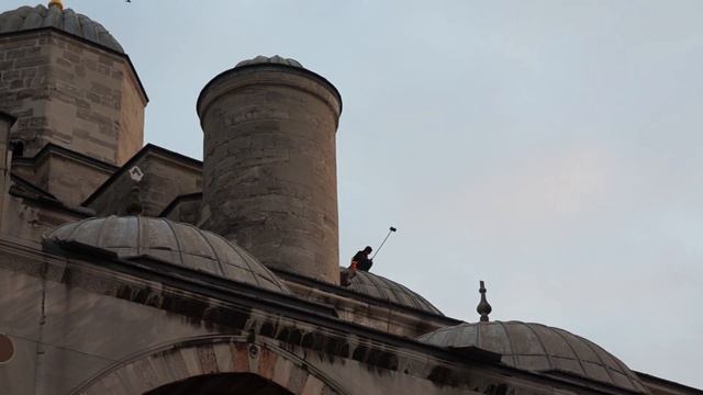 дебил стучит по крыше Голубой мечети метлой // moron bashes roof of Blue Mosque with broom смотреть онлайн