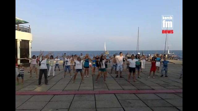 флешмоб на набережной Керчи смотреть онлайн
