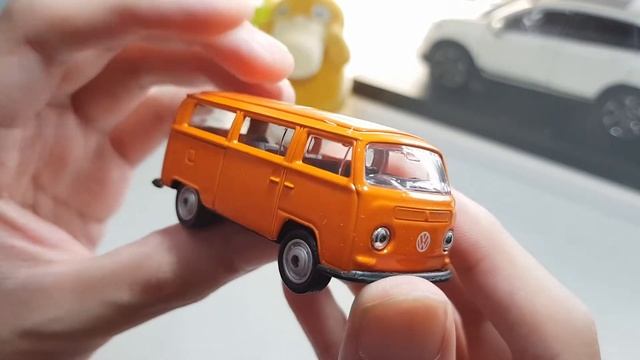 Unboxing Volkswagen T2 Bus (Samba Combi) Welly 1/64 Diecast Miniature смотреть онлайн