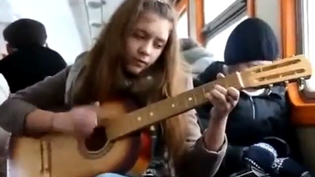 Девочка офигенно поёт и играет на гитаре в автобусе на французском смотреть онлайн