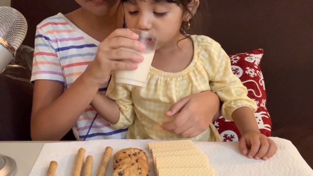 ASMR Cookies with my Baby Sister | Cookie monster | Crunchy mouth sounds смотреть онлайн