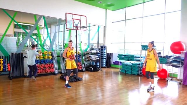 Анастасия Шилова и Альбина Ражева забивают сверху в Lime Fitness смотреть онлайн