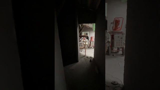 Обзор работ по механизированной штукатурке стен квартиры на техническом этаже дома в центре Москвы смотреть онлайн