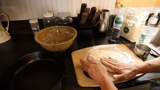 A Traditional Appalachian Breakfast and How to Make Sausage Milk Gravy & Fried Apples смотреть онлайн