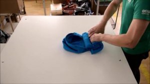 Как сложить куртку в капюшон