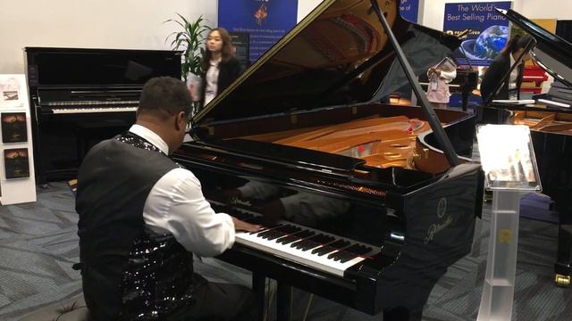 Kris Nicholson test drives a Ritmuller 9Ft Concert Grand Piano at Namm 2020 смотреть онлайн