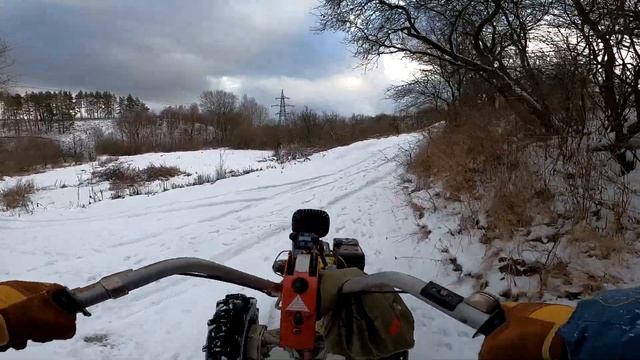 Мотоблок буксует по заснеженной дороге. Что же делать? смотреть онлайн