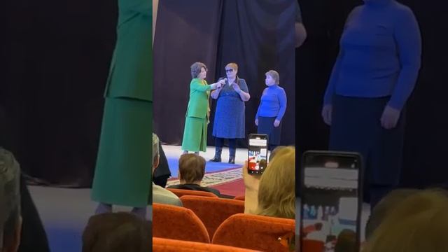 ребенок аутист играет на гитаре, поет, сочиняет музыку смотреть онлайн