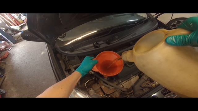 Nissan note 1.4 petrol oil and oil filter change and air filter replacement. Minor service смотреть онлайн
