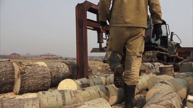 ДТ 75 - гидравлический дровокол. Колка дров самодельным колуном. How to chop wood смотреть онлайн