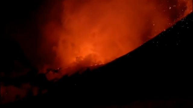 Активное извержение вулкана Ключевская сопка на Камчатке #volcano #eruption #Klyuchevskoy смотреть онлайн