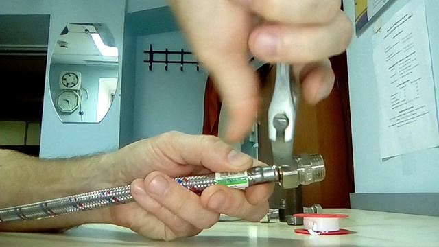 Течёт гибкая подводка для воды. Что делать, просто меняем прокладку! смотреть онлайн