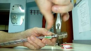 Течёт гибкая подводка для воды. Что делать, просто меняем прокладку!