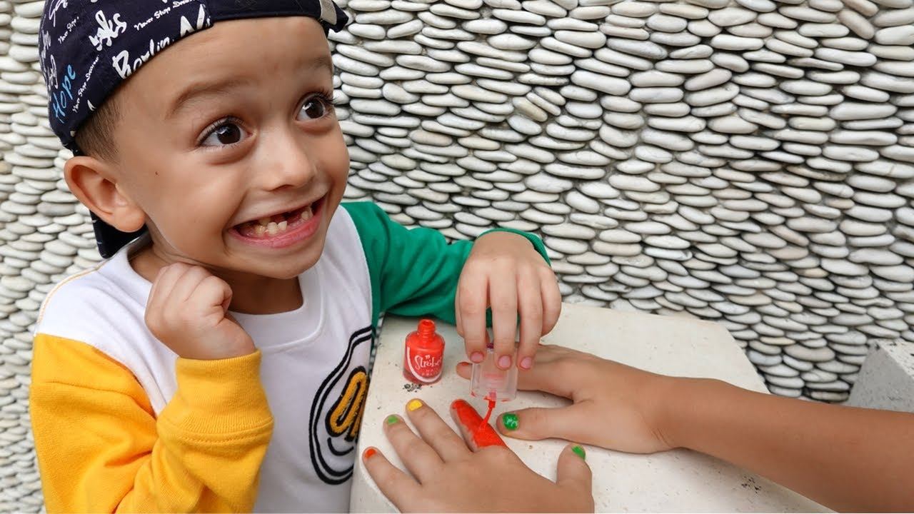 Смешная история для детей как Марк играет с сестрой смотреть онлайн