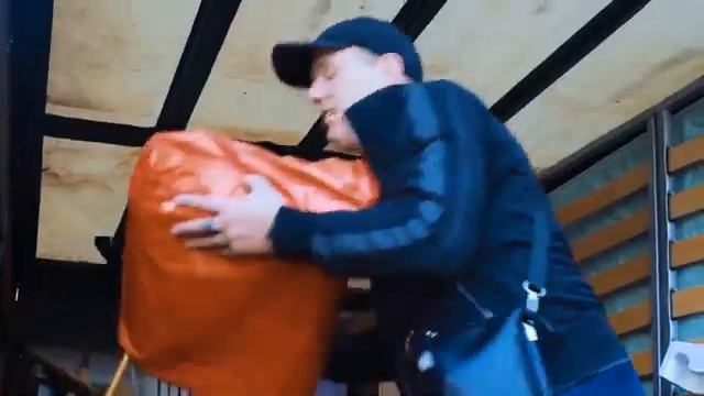 "Мир профессий". Под номером 12 рассказ о нашем художнике аэрографии. смотреть онлайн