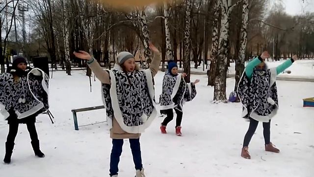 Новогодние игрушки танец смотреть онлайн