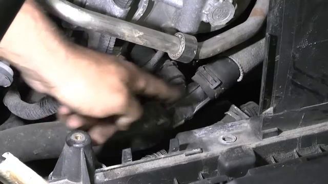 AUDI A3 2.0FSI Kühlwasserverlust/Kühlwassergehäuse wechseln/Coolinghouse change/replace/ VW 2.0FSI смотреть онлайн